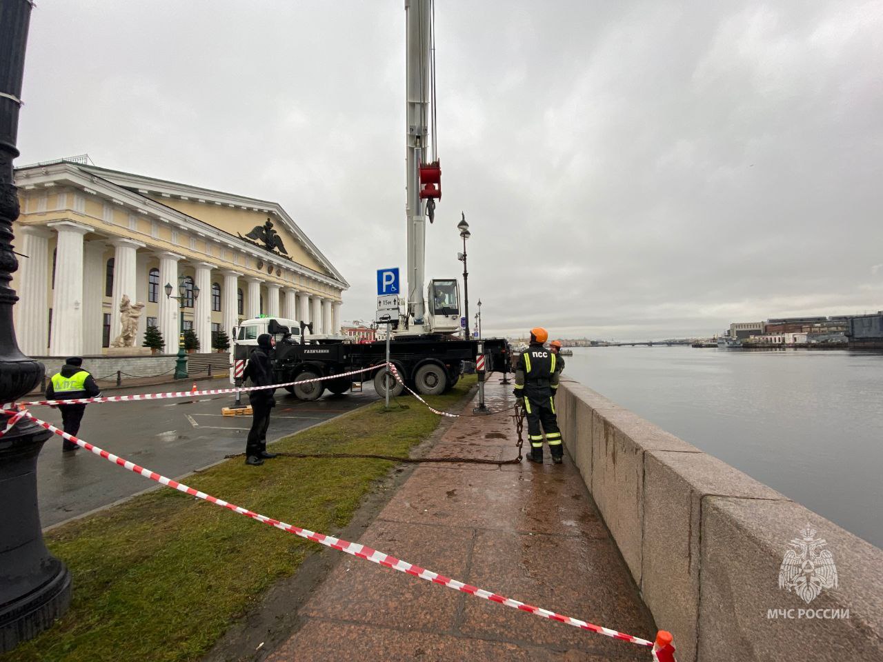 Около пяти часов утра у дома 43 по набережной Лейтенанта Шмидта легковой автомобиль упал в реку Нева Около пяти часов утра у дома 43 по набережной Лейтенанта Шмидта легковой автомобиль упал в реку Нева