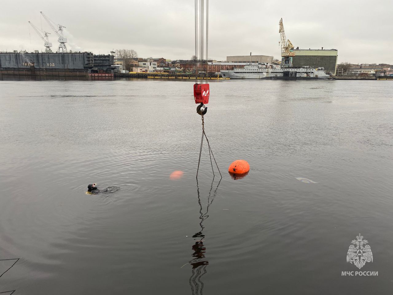 Около пяти часов утра у дома 43 по набережной Лейтенанта Шмидта легковой автомобиль упал в реку Нева Около пяти часов утра у дома 43 по набережной Лейтенанта Шмидта легковой автомобиль упал в реку Нева