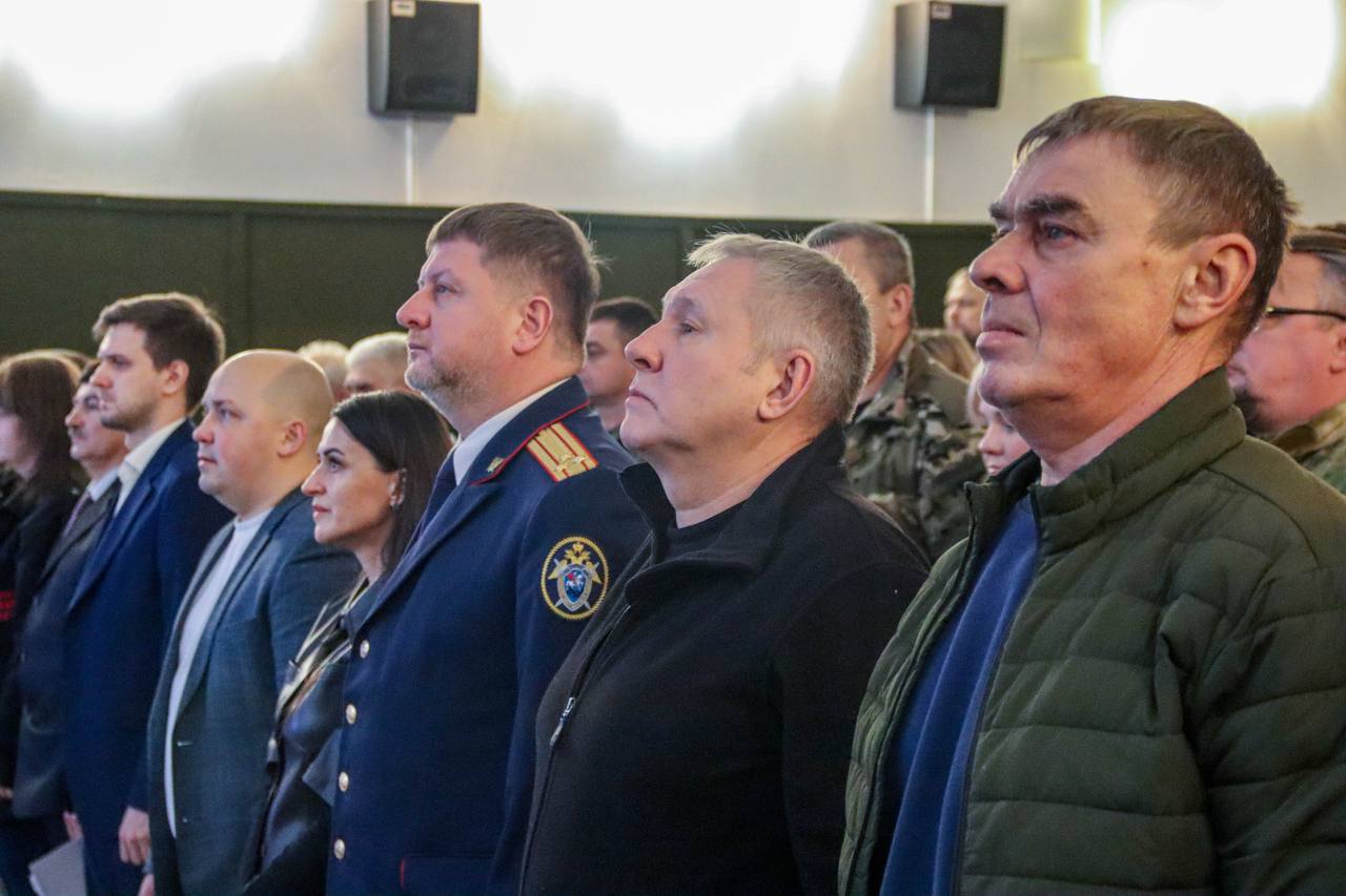 Руководство и сотрудники следственного управления СК России по Ленинградской области приняли участие торжественном закрытии Вахты памяти-2025 в Ленинградской области Руководство и сотрудники следственного управления СК России по Ленинградской области приняли участие торжественном закрытии Вахты памяти-2025 в Ленинградской области