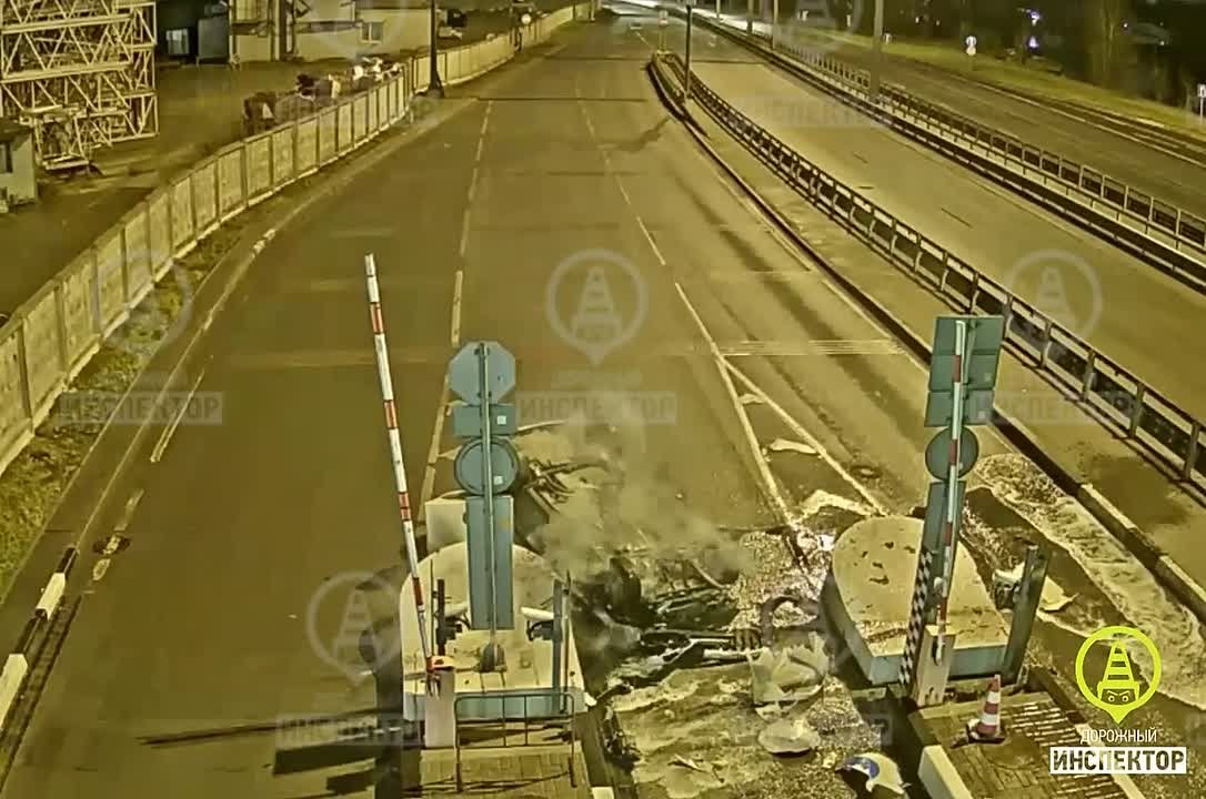 Пьяный на каршеринге врезался в разделитель на пункте оплаты ЗСД