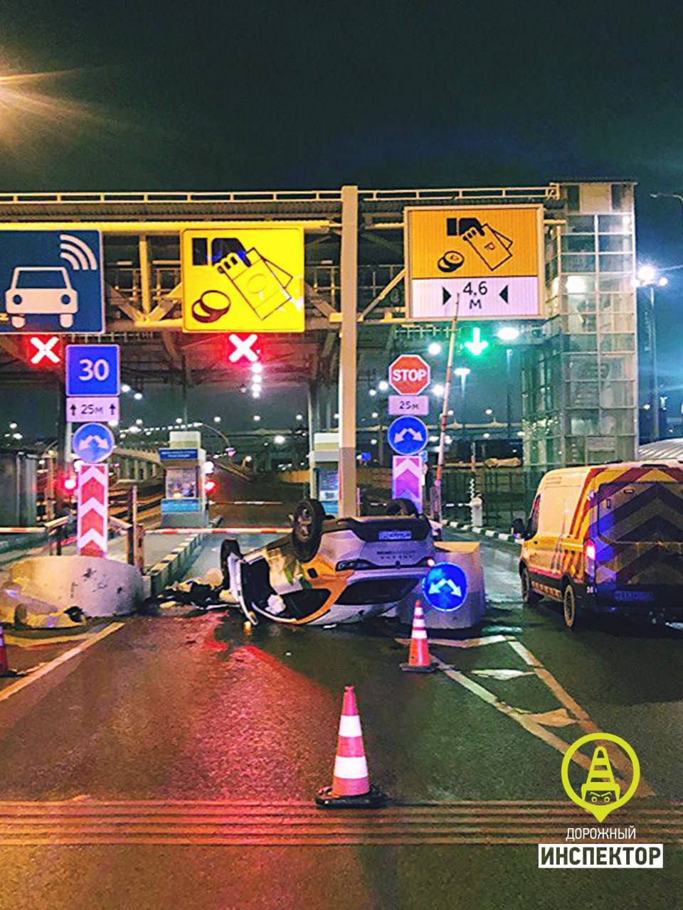 Пьяный на каршеринге врезался в разделитель на пункте оплаты ЗСД Пьяный на каршеринге врезался в разделитель на пункте оплаты ЗСД