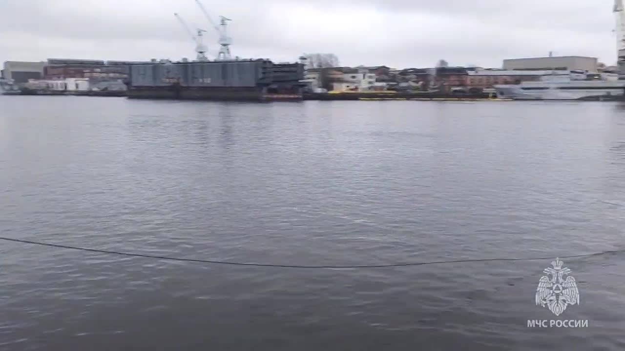 Около пяти часов утра у дома 43 по набережной Лейтенанта Шмидта легковой автомобиль упал в реку Нева