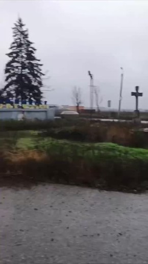 Покровск це Россия.. Российская пехота проходит мимо стелы у южного въезда в Покровск