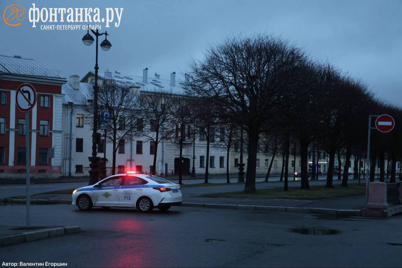 Машина вылетела в воду, пробив ограждение на Васильевском острове Машина вылетела в воду, пробив ограждение на Васильевском острове