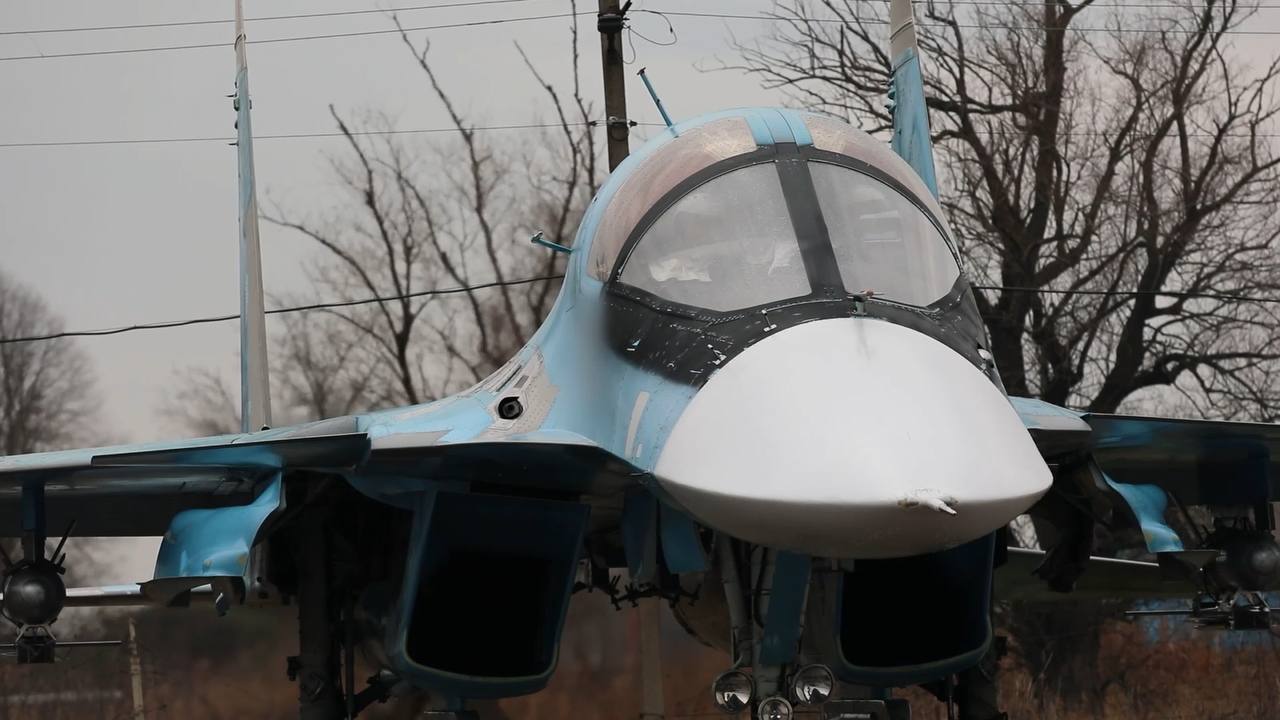 Боевой вылет истребителя-бомбардировщика Су-34 с боевой нагрузкой из четырёх ОФАБ-250-270 с УМПК в зоне ответственности группировки войск «Восток» Боевой вылет истребителя-бомбардировщика Су-34 с боевой нагрузкой из четырёх ОФАБ-250-270 с УМПК в зоне ответственности группировки войск «Восток»