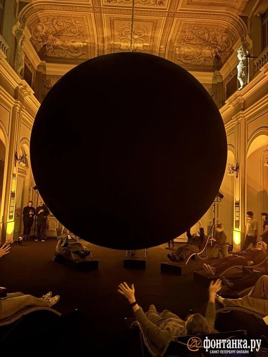 Это не фотоэффект, это — гигантская сфера в БДТ, которая реагирует на зрителей
