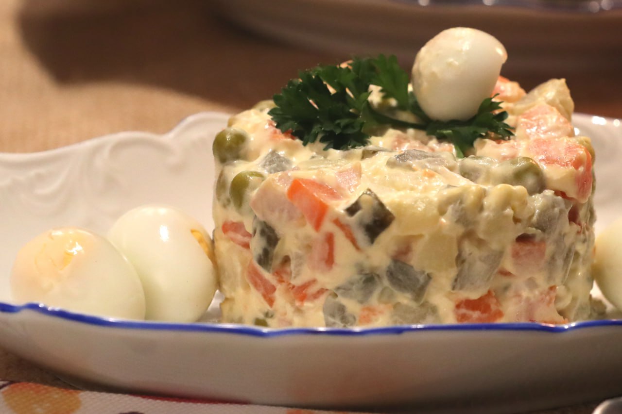 Салат «Оливье» стал самым дорогим из традиционных салатов на Новый год