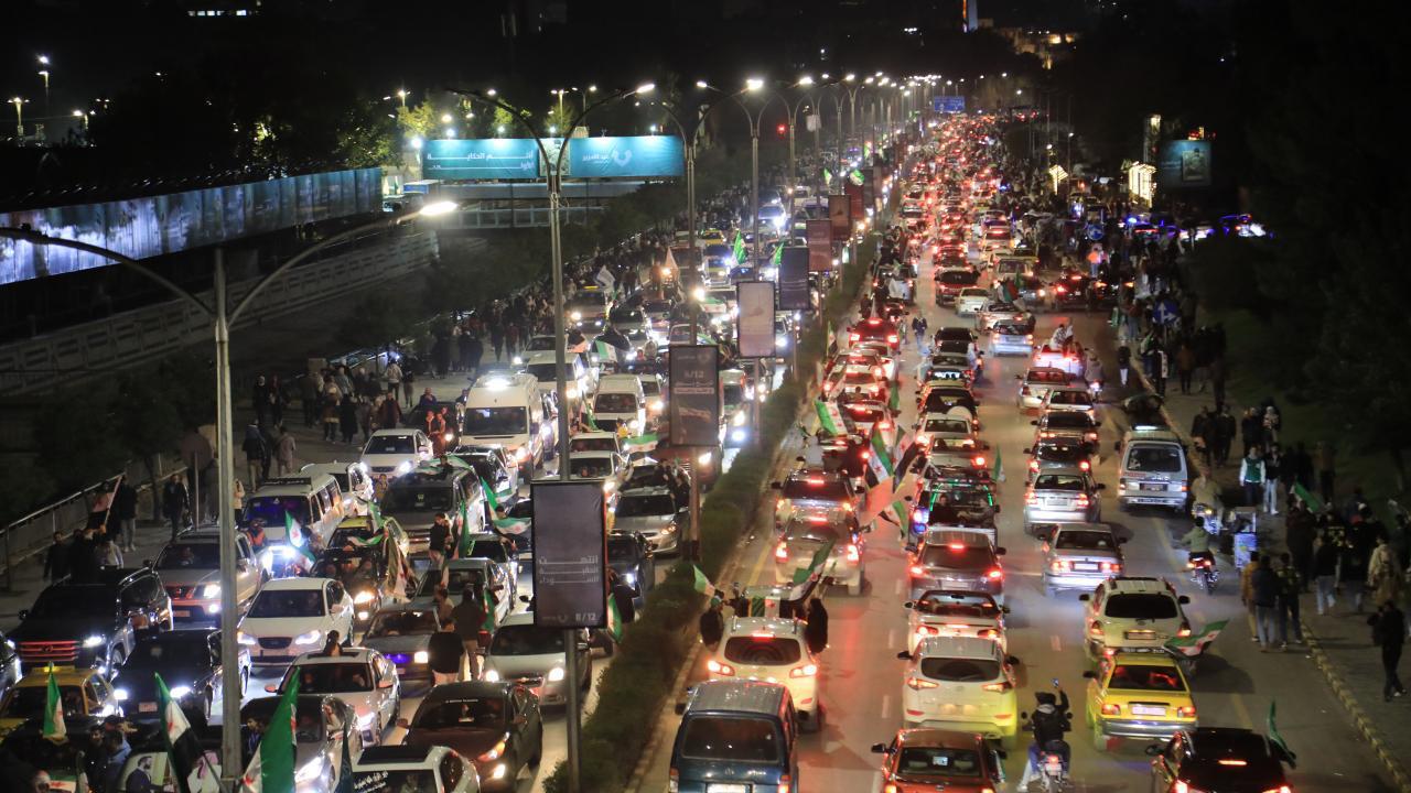 Два майора: В Сирии - военный парад в ознаменование первой годовщины свержения Асада Два майора: В Сирии - военный парад в ознаменование первой годовщины свержения Асада