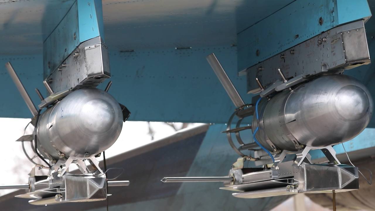 Боевой вылет истребителя-бомбардировщика Су-34 с боевой нагрузкой из четырёх ОФАБ-250-270 с УМПК в зоне ответственности группировки войск «Восток» Боевой вылет истребителя-бомбардировщика Су-34 с боевой нагрузкой из четырёх ОФАБ-250-270 с УМПК в зоне ответственности группировки войск «Восток»