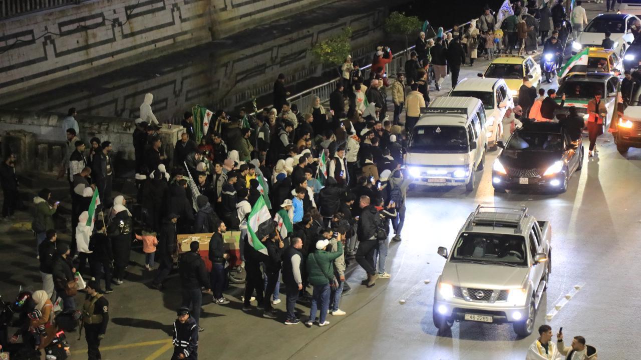 Два майора: В Сирии - военный парад в ознаменование первой годовщины свержения Асада Два майора: В Сирии - военный парад в ознаменование первой годовщины свержения Асада