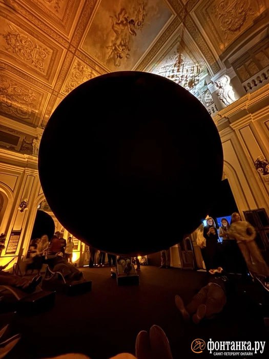 Это не фотоэффект, это — гигантская сфера в БДТ, которая реагирует на зрителей Это не фотоэффект, это — гигантская сфера в БДТ, которая реагирует на зрителей