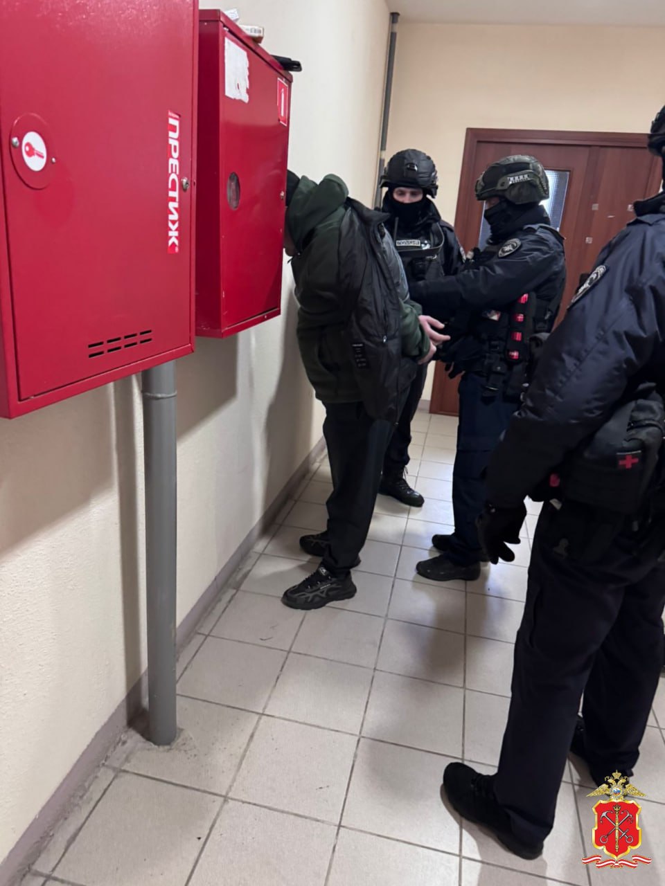 Полиция Петербурга ликвидировала подпольный узел связи, при помощи которого аферисты обманули десятки россиян Полиция Петербурга ликвидировала подпольный узел связи, при помощи которого аферисты обманули десятки россиян