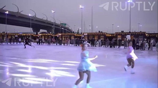 «Каток у флагштока». На берегу Финского залива в Петербурге открылся самый большой в мире каток