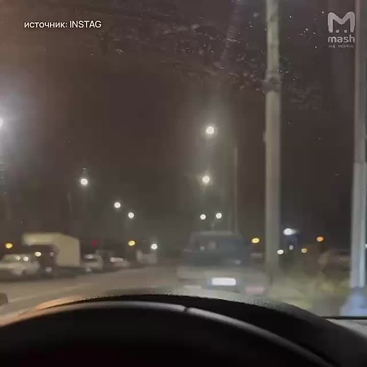 Пока весь Питер страдает от бед с парковкой в центре, среди нас есть он — купчинский работяга, который на изичах паркует свою "бэху" на свой же эвакуатор