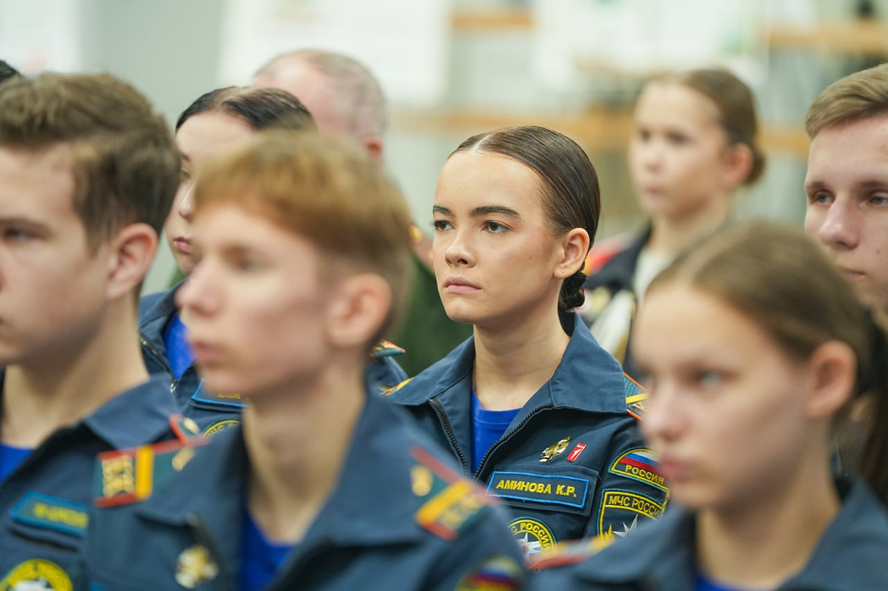 Константин Чебыкин и Юрий Гладунов, а также командир Ленполка Михаил Коган провели встречу с кадетскими классами Василеостровского района Константин Чебыкин и Юрий Гладунов, а также командир Ленполка Михаил Коган провели встречу с кадетскими классами Василеостровского района