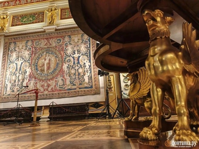 Реставраторы Эрмитажа возродили 450-летнюю королевскую шпалеру «Аполлон и знаки зодиака», созданную художником круга Рафаэля