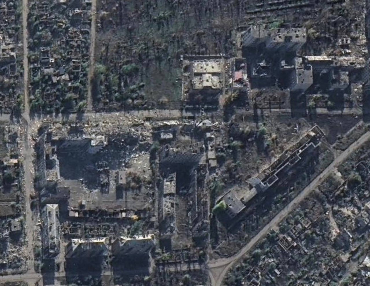 Спутниковые снимки Артёмовска (Бахмута), практически полностью разрушенного в ходе длительных городских боев Спутниковые снимки Артёмовска (Бахмута), практически полностью разрушенного в ходе длительных городских боев