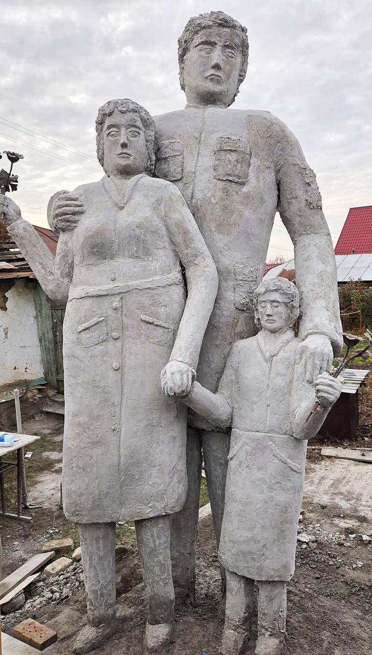 В Челябинской области местные жители не одобрили памятник «Семья солдата СВО» В Челябинской области местные жители не одобрили памятник «Семья солдата СВО»