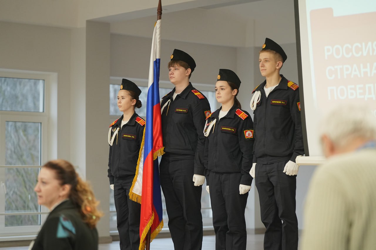 Константин Чебыкин и Юрий Гладунов, а также командир Ленполка Михаил Коган провели встречу с кадетскими классами Василеостровского района Константин Чебыкин и Юрий Гладунов, а также командир Ленполка Михаил Коган провели встречу с кадетскими классами Василеостровского района