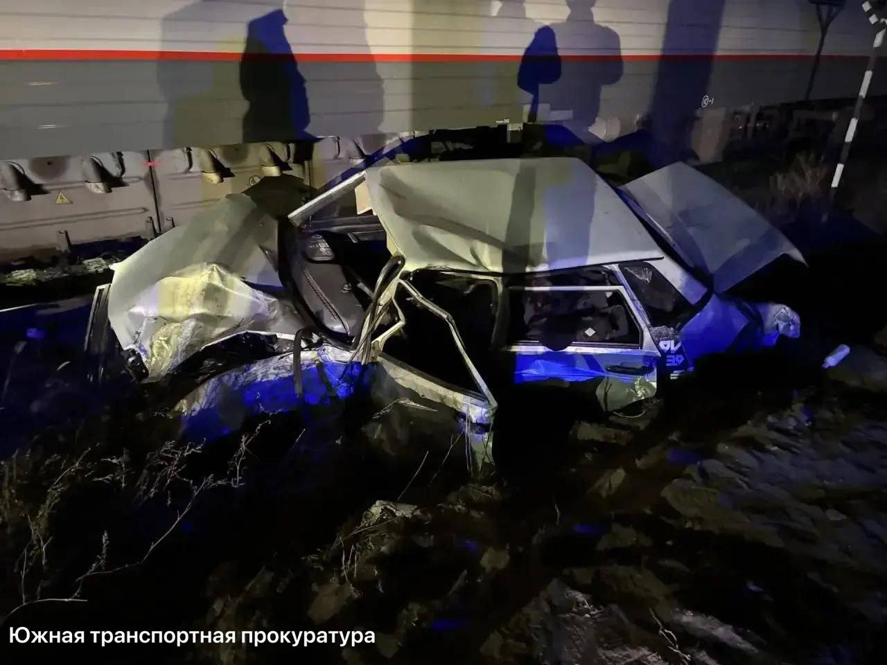 Машина попала под поезд «Адлер – Санкт-Петербург» Машина попала под поезд «Адлер – Санкт-Петербург»