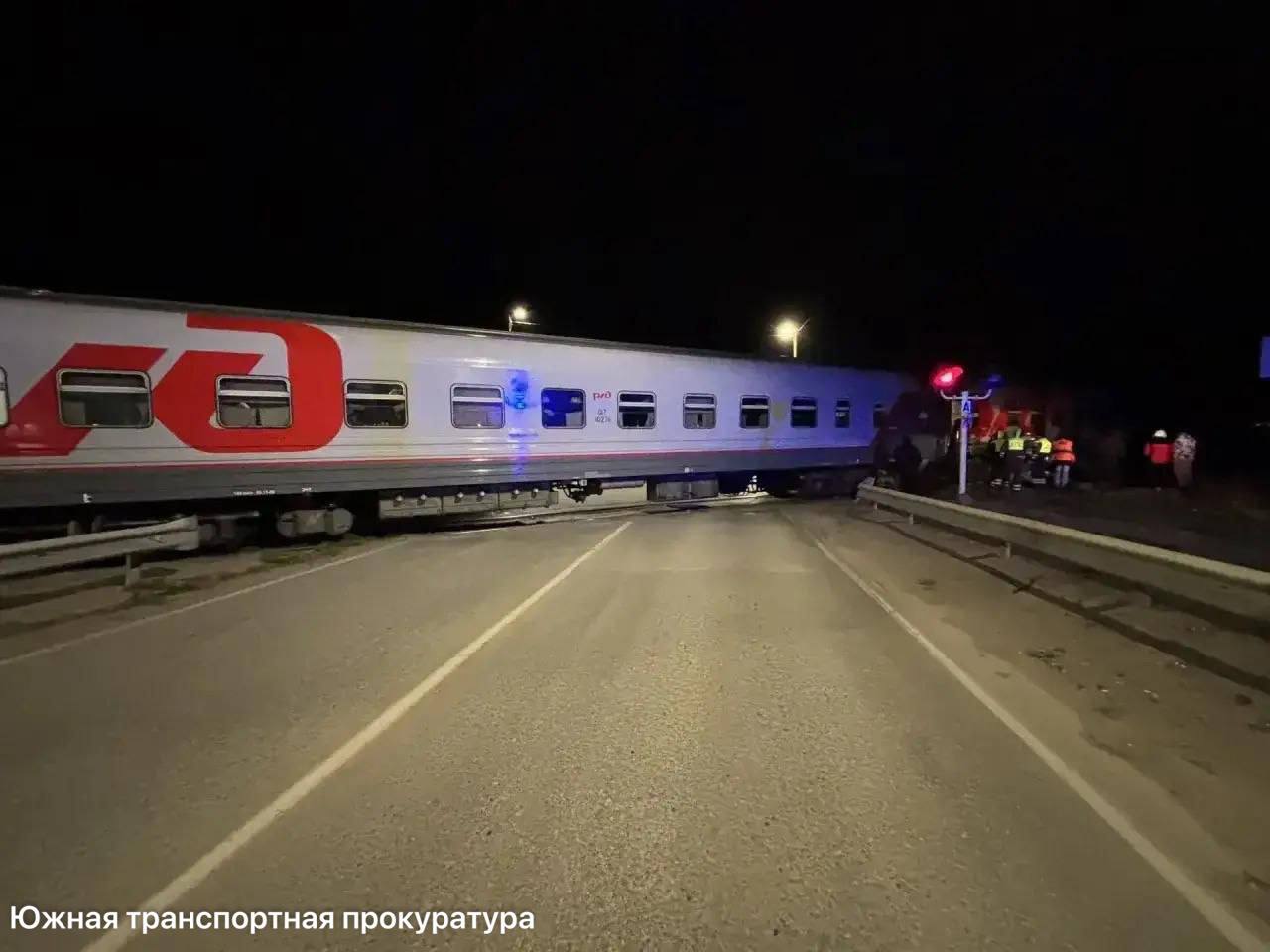 Машина попала под поезд «Адлер – Санкт-Петербург» Машина попала под поезд «Адлер – Санкт-Петербург»