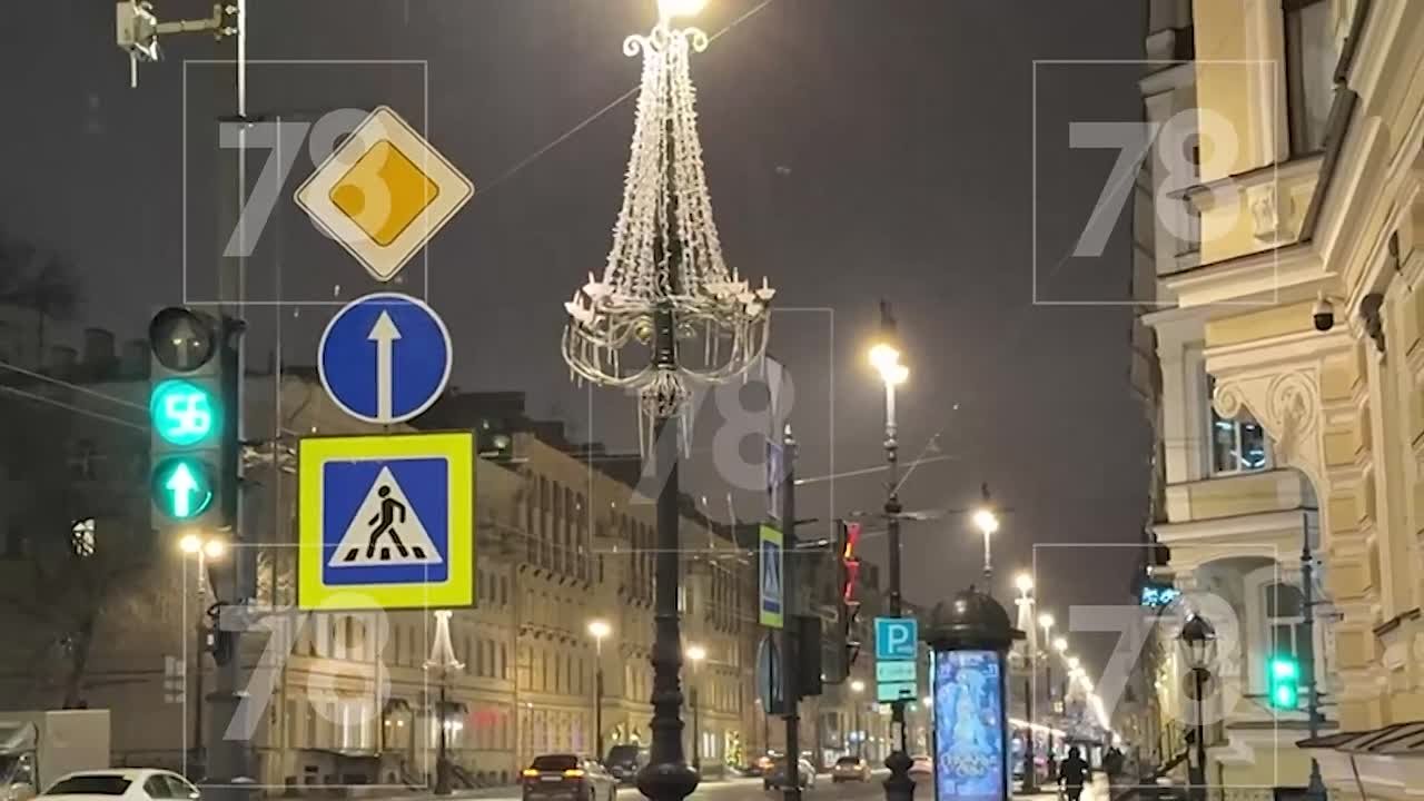 Отсутствие снега, неприятный дождь, а тут еще и на Невском проспекте потухла подсветка