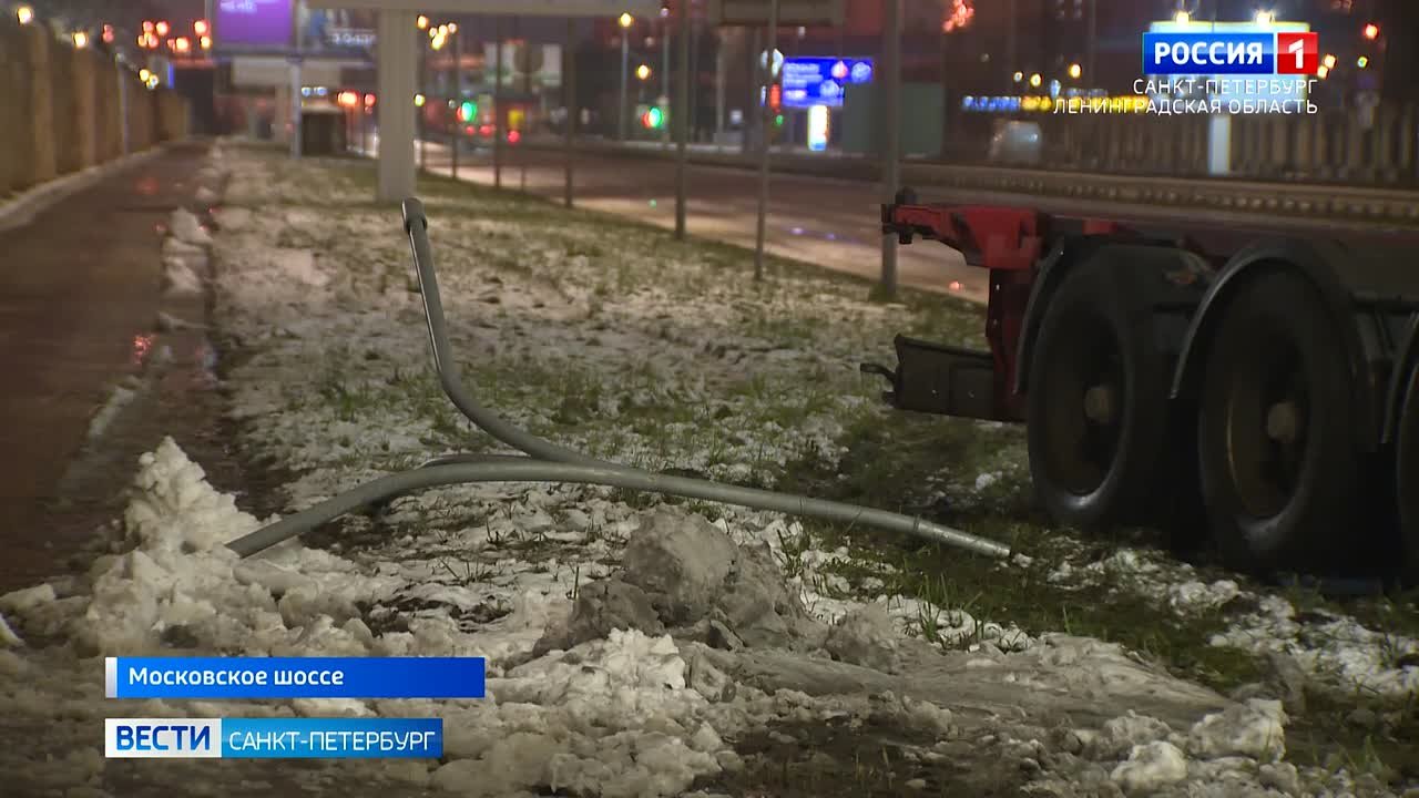 На Московском шоссе фура столкнулась с легковыми машинами и улетела на пешеходный переход