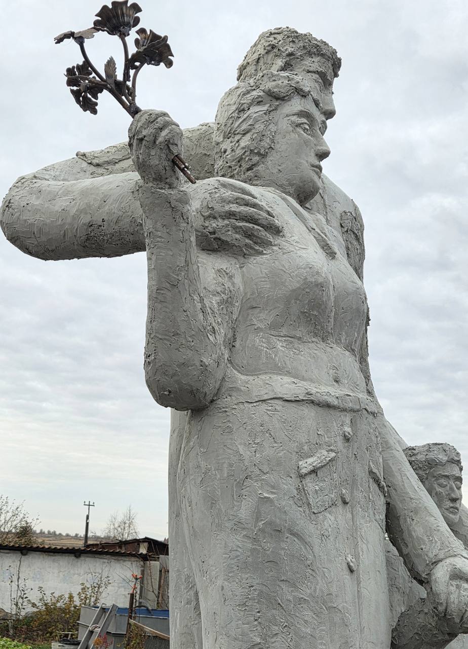 В Челябинской области местные жители не одобрили памятник «Семья солдата СВО»