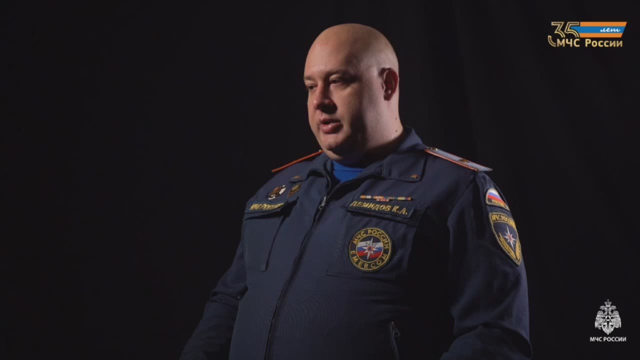 #35_лет_МЧС_России. Кадры решают все! Сотрудники кадрового подразделения - это те люди, которые встречают человека при устройстве на работу, взаимодействуют с ним во время его службы и отправляют сотрудника на заслуженный...