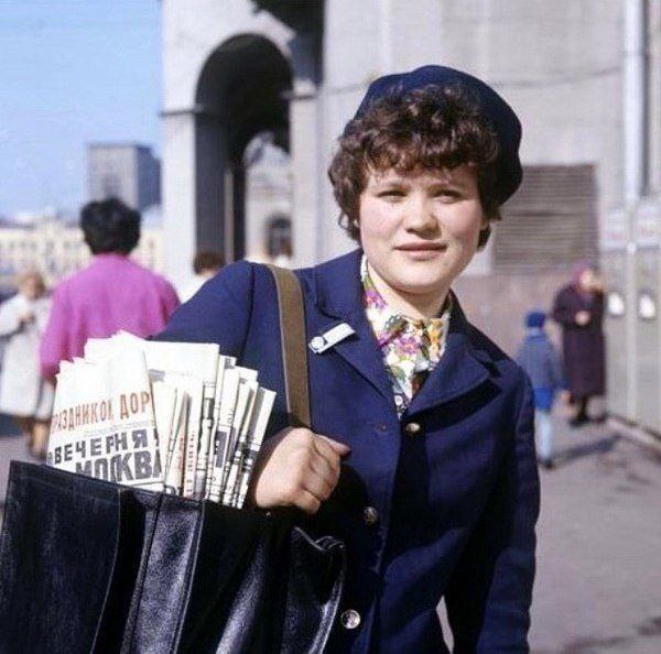 В 70-х и 80-х годах почта была не только способом передачи писем и газет, но и местом, где можно было совершить денежный перевод, получить посылку от родственников или даже совершить междугородний звонок в телефонной будке