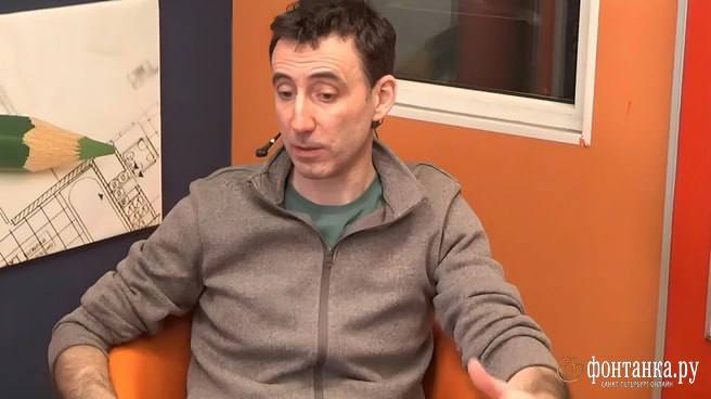 Петербургский актер Кирилл Ульянов, обманутый мошенниками, через суд вернул квартиру и машину