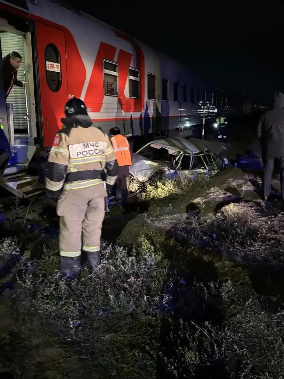 Поезд №100 «Адлер — Петербург» столкнулся на переезде с легковушкой