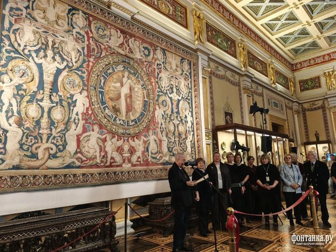 Реставраторы Эрмитажа возродили 450-летнюю королевскую шпалеру «Аполлон и знаки зодиака», созданную художником круга Рафаэля Реставраторы Эрмитажа возродили 450-летнюю королевскую шпалеру «Аполлон и знаки зодиака», созданную художником круга Рафаэля