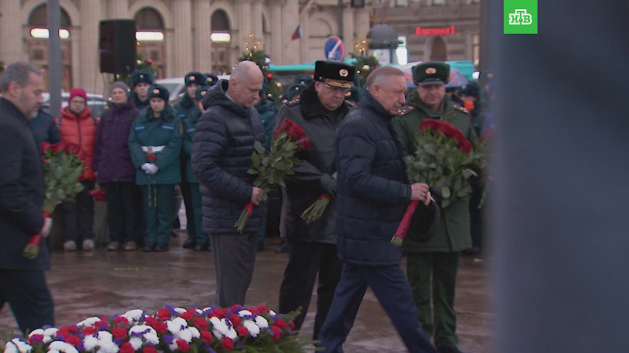 В День героев Отечества на площади Восстания прошла торжественная церемония возложения цветов к обелиску «Городу-герою Ленинграду»