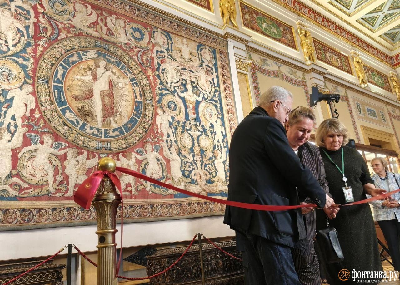 Реставраторы Эрмитажа возродили 450-летнюю королевскую шпалеру «Аполлон и знаки зодиака», созданную художником круга Рафаэля Реставраторы Эрмитажа возродили 450-летнюю королевскую шпалеру «Аполлон и знаки зодиака», созданную художником круга Рафаэля