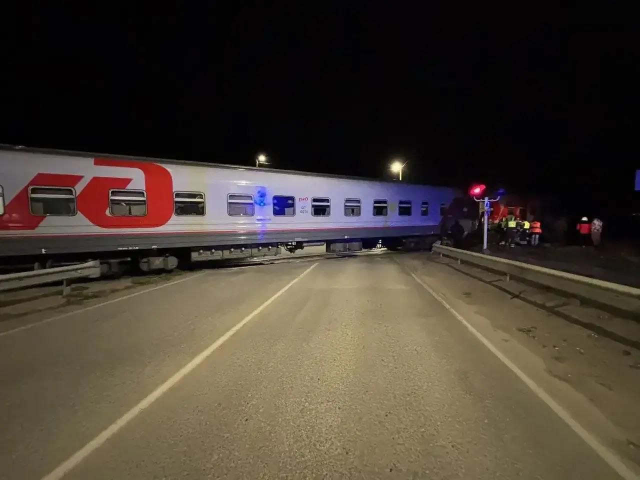 Показываем кадры аварии с поездом, следовавшим из Адлера в Петербург, который на переезде сбил легковушку Показываем кадры аварии с поездом, следовавшим из Адлера в Петербург, который на переезде сбил легковушку