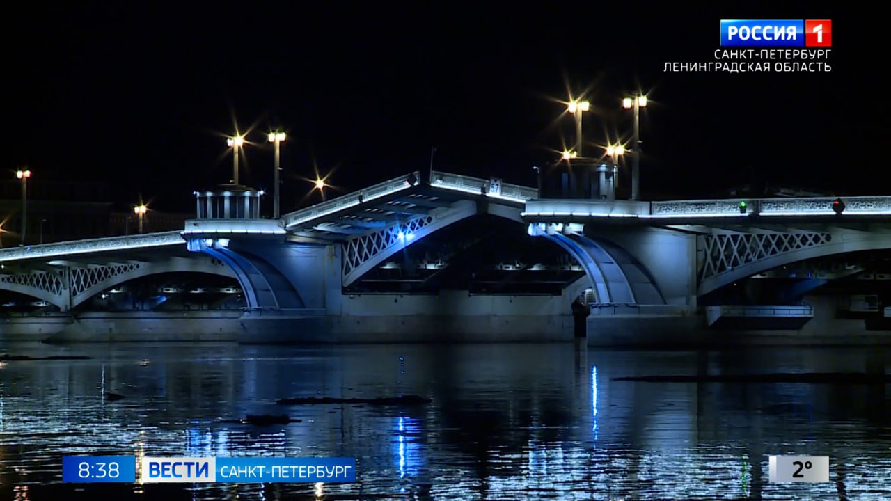 Петербурге продолжаются разводки переправ через Неву для технического обслуживания в период между сезонами навигации