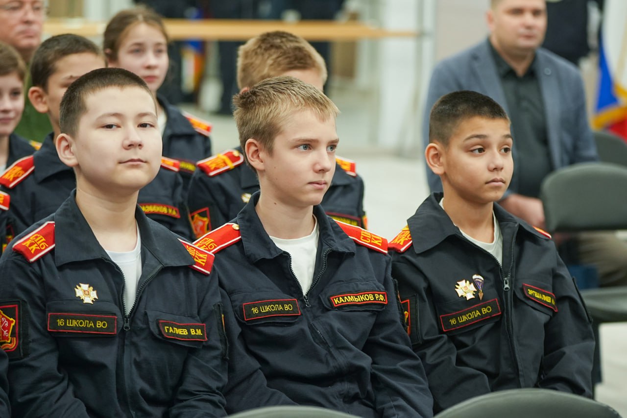 Константин Чебыкин и Юрий Гладунов, а также командир Ленполка Михаил Коган провели встречу с кадетскими классами Василеостровского района Константин Чебыкин и Юрий Гладунов, а также командир Ленполка Михаил Коган провели встречу с кадетскими классами Василеостровского района