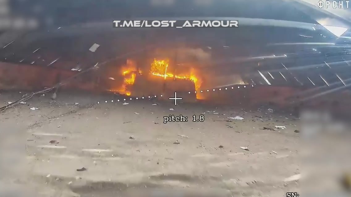 На окраине Мирополья, Сумской области серией ударов оптоволоконными FPV-дронами "КВН" уничтожена шведская БМП CV-90 ВСУ