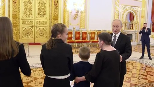 «Будь здоров!» Немного милоты с церемонии награждения в Кремле