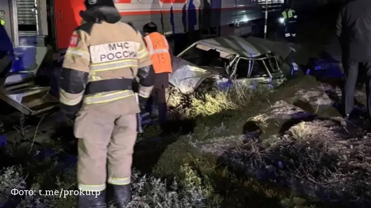 Пассажирский поезд протаранил легковушку по пути из Сочи в Петербург