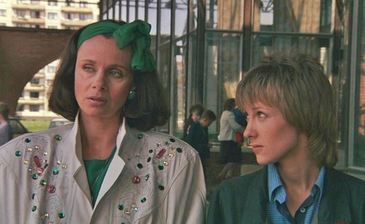 Выгорающий на наших глазах Правобережный рынок в конце 1980-х увековечил Петр Тодоровский в легендарной «Интердевочке» Выгорающий на наших глазах Правобережный рынок в конце 1980-х увековечил Петр Тодоровский в легендарной «Интердевочке»