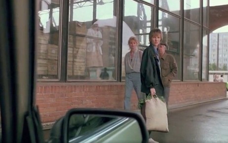 Выгорающий на наших глазах Правобережный рынок в конце 1980-х увековечил Петр Тодоровский в легендарной «Интердевочке»