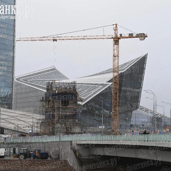 Около Лахта Центра набирает высоту будущий триумфальный столп в честь победы России в Северной войне Около Лахта Центра набирает высоту будущий триумфальный столп в честь победы России в Северной войне