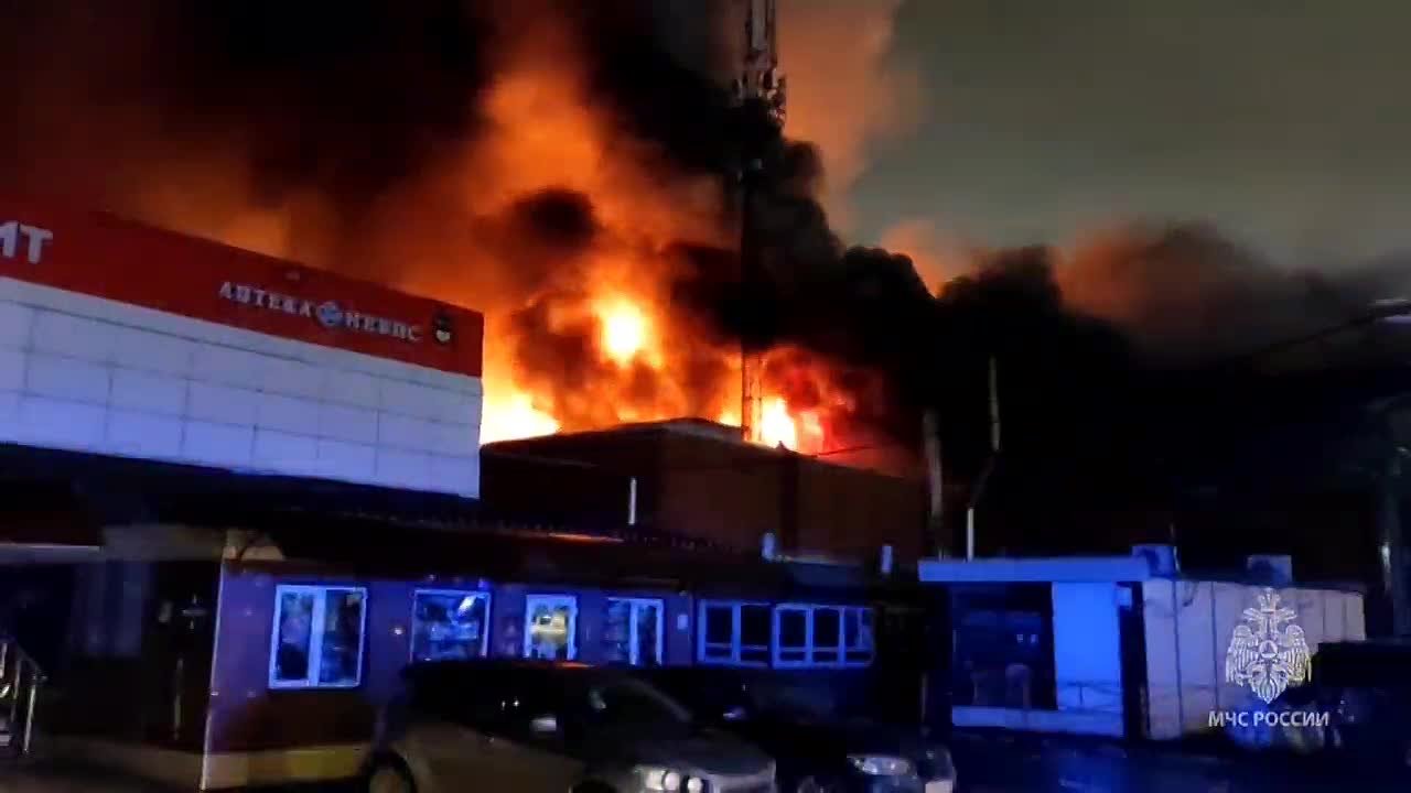 #Петербургскиеспасатели ликвидируют пожар в Невском районе