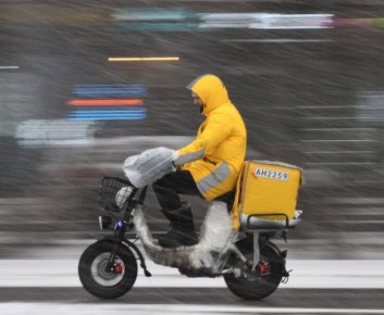 В Петербурге продлили запрет мигрантам работать курьерами и таксистами на весь 2026 год