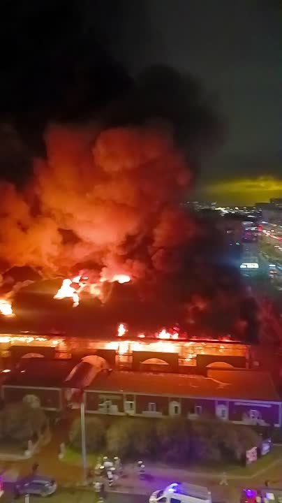 В районе пожара на улица Дыбенко слышны громкие хлопки