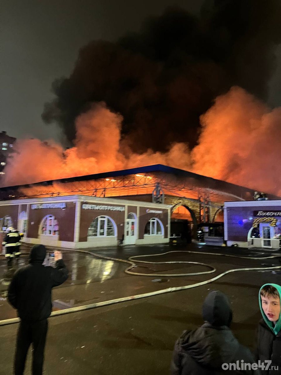 Правобережный рынок продолжает полыхать: пожар распространился на площадь 300 “квадратов” Правобережный рынок продолжает полыхать: пожар распространился на площадь 300 “квадратов”