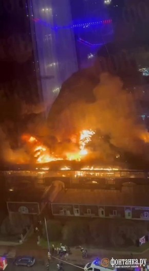 Здание Правобережного рынка полыхает в Петербурге
