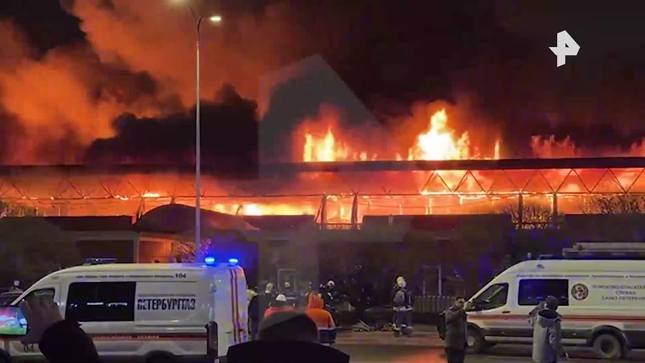 В Петербурге вспыхнул пожар на Правобережном рынке — его площадь достигла 800 квадратных метров